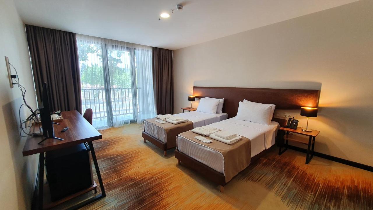 Carousel Hotel Тбилиси Екстериор снимка