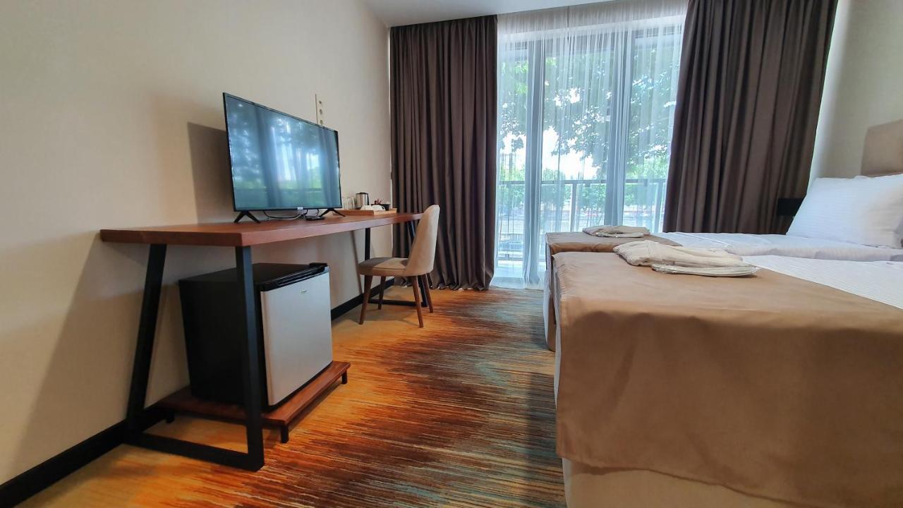 Carousel Hotel Тбилиси Екстериор снимка